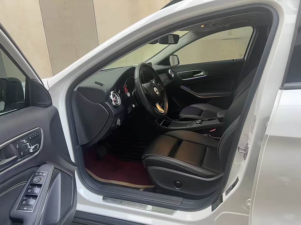 Mercedes-Benz GLA Mercedes-Benz GLA