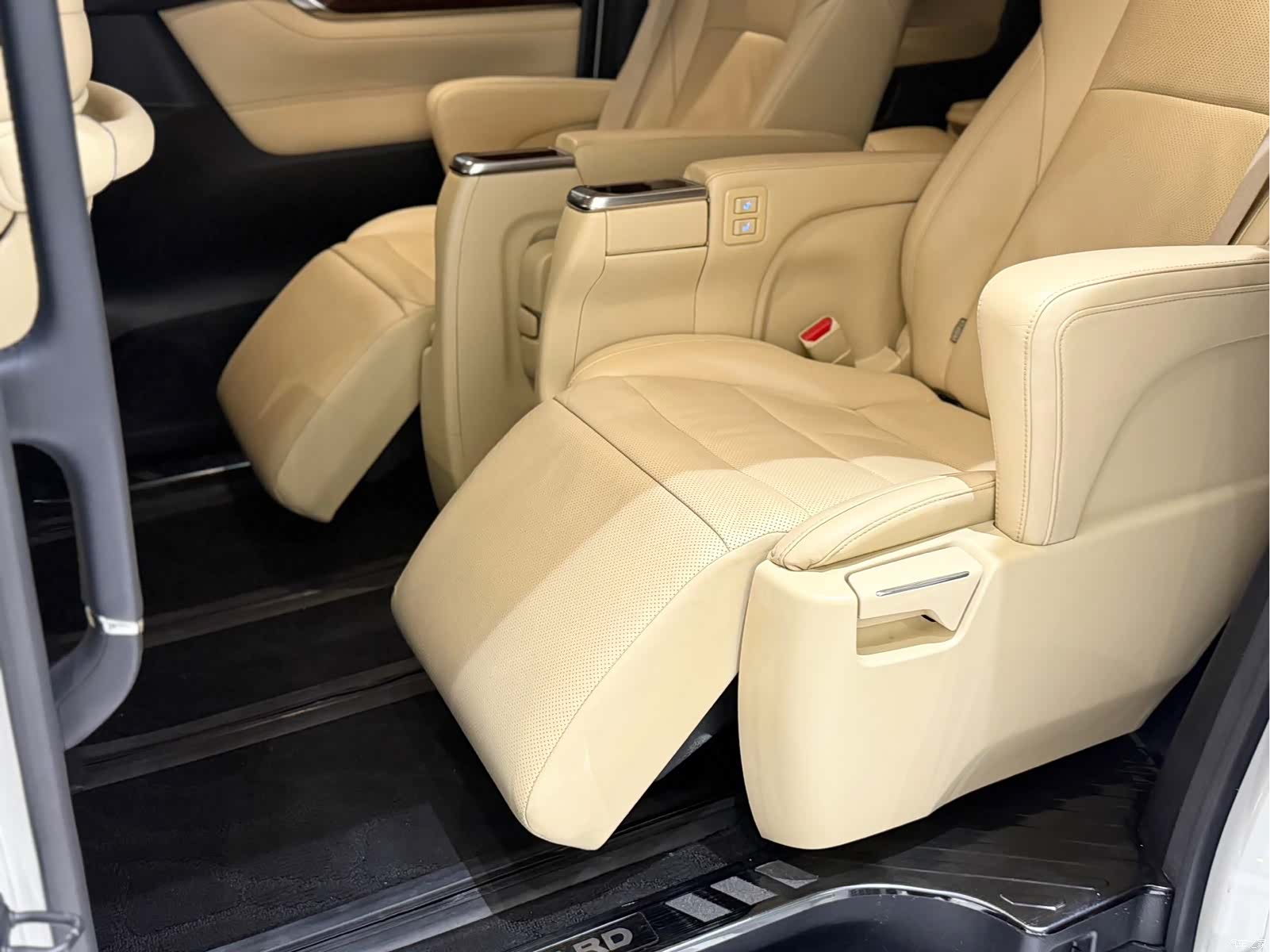 Toyota Alphard, 2015 9