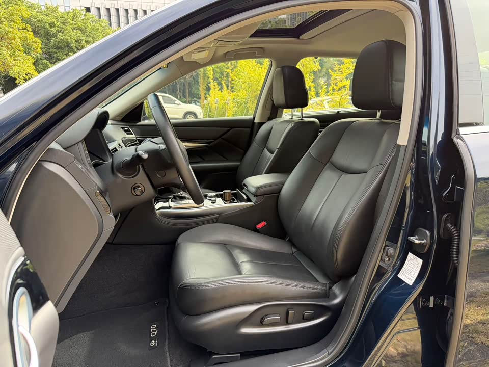 Infiniti Q70