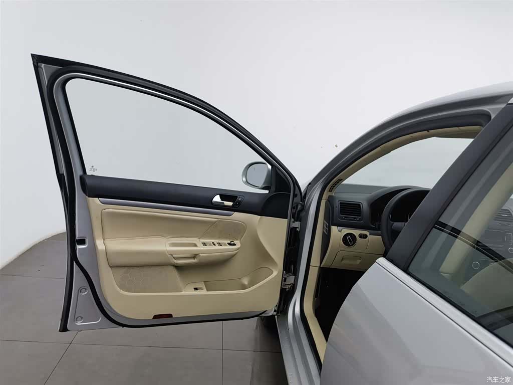 Volkswagen Sagitar, 2011 8
