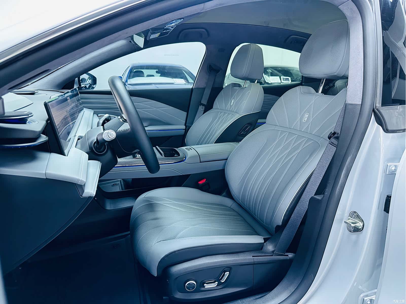 Geely E8, 2025 10