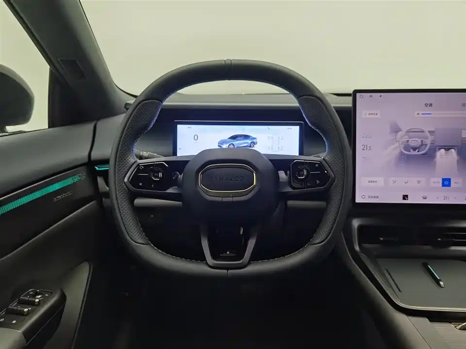 Lynk & Co 07 EM-P