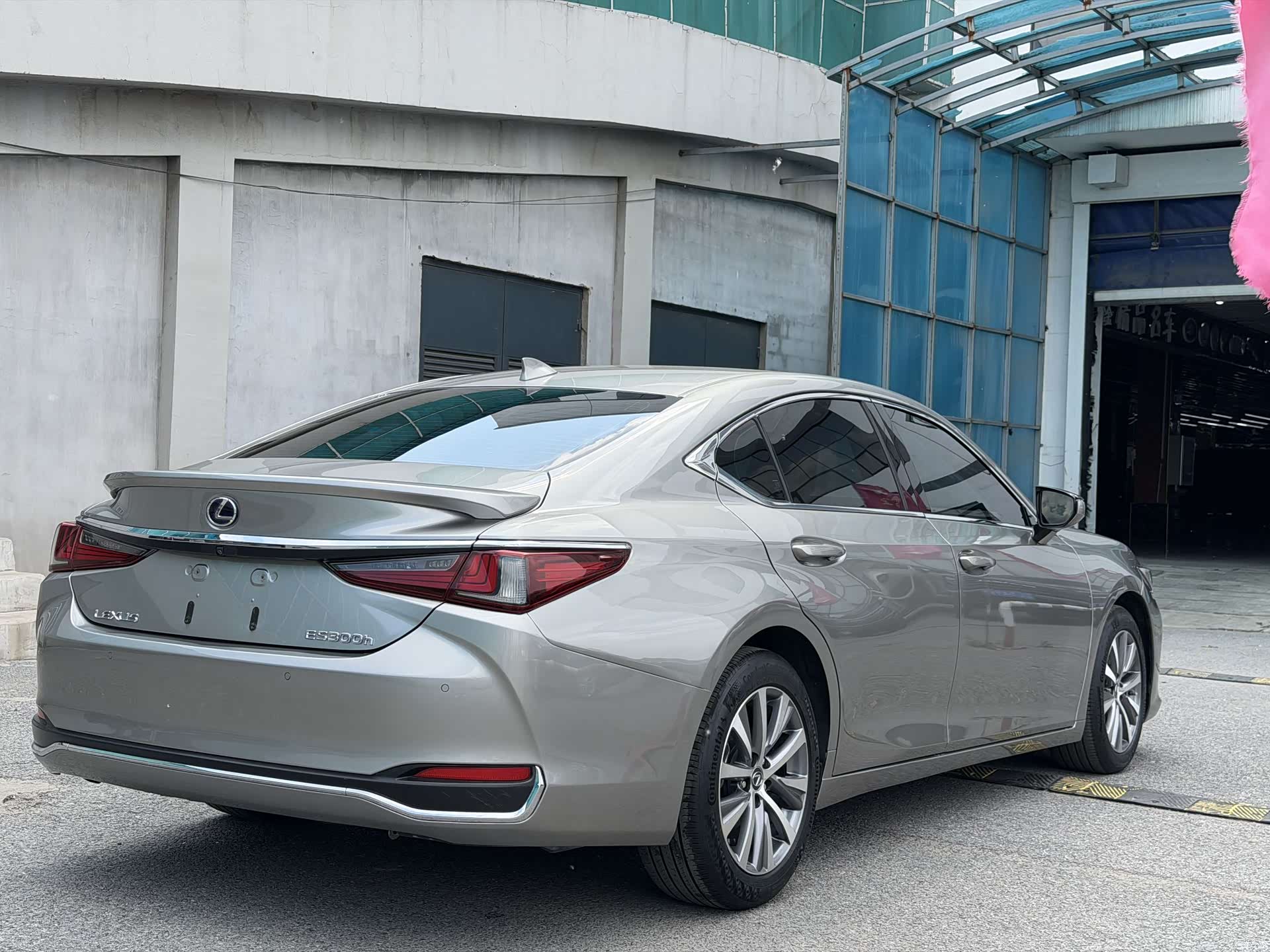 Lexus ES, 2018 все фото