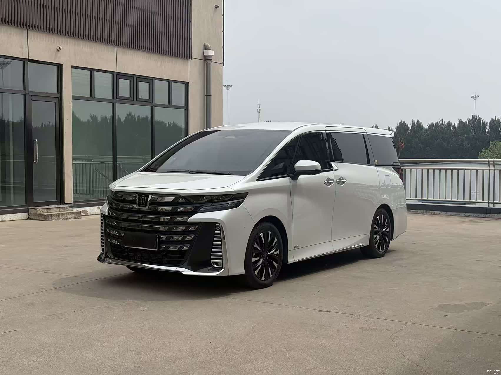 Toyota Vellfire, 2023 1