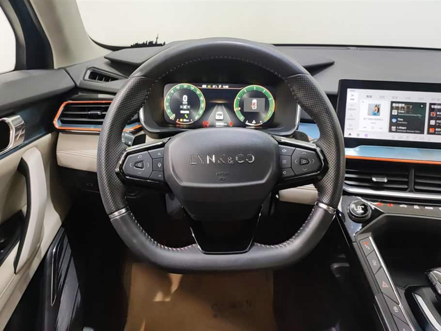 Lynk & Co 06