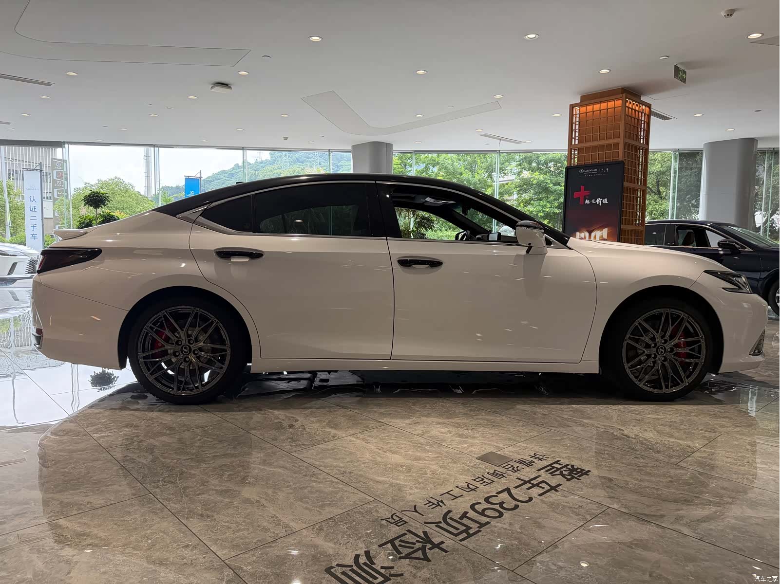 Lexus ES, 2025 9
