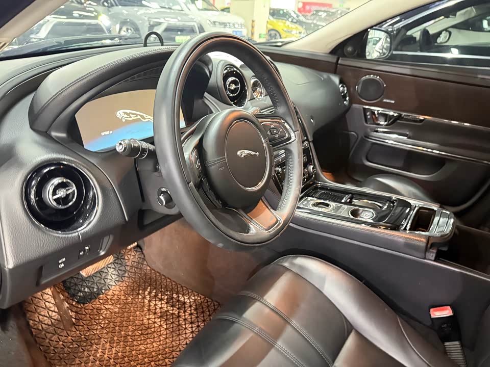 Jaguar XJ