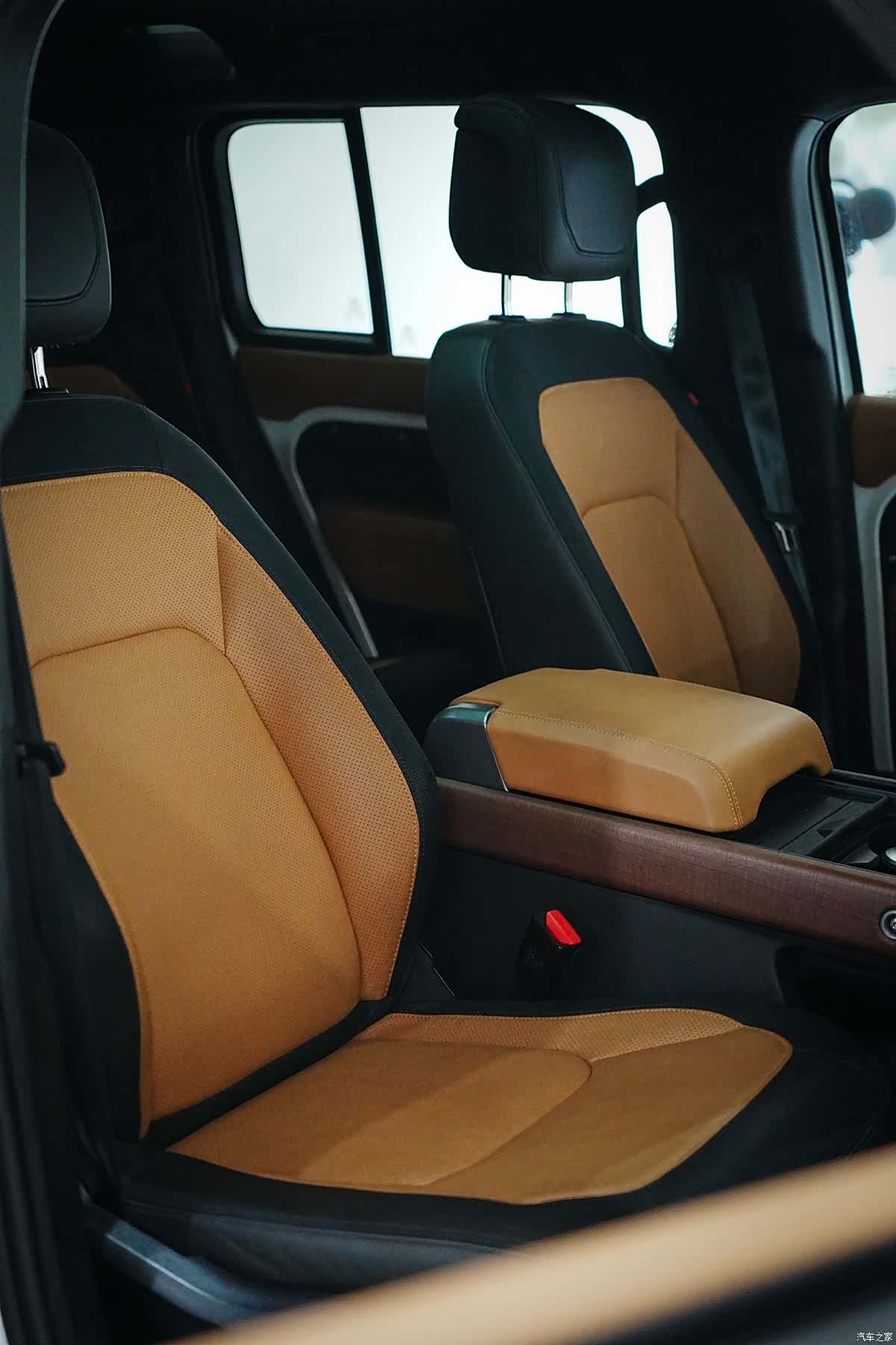 Land Rover Defender, 2024 13