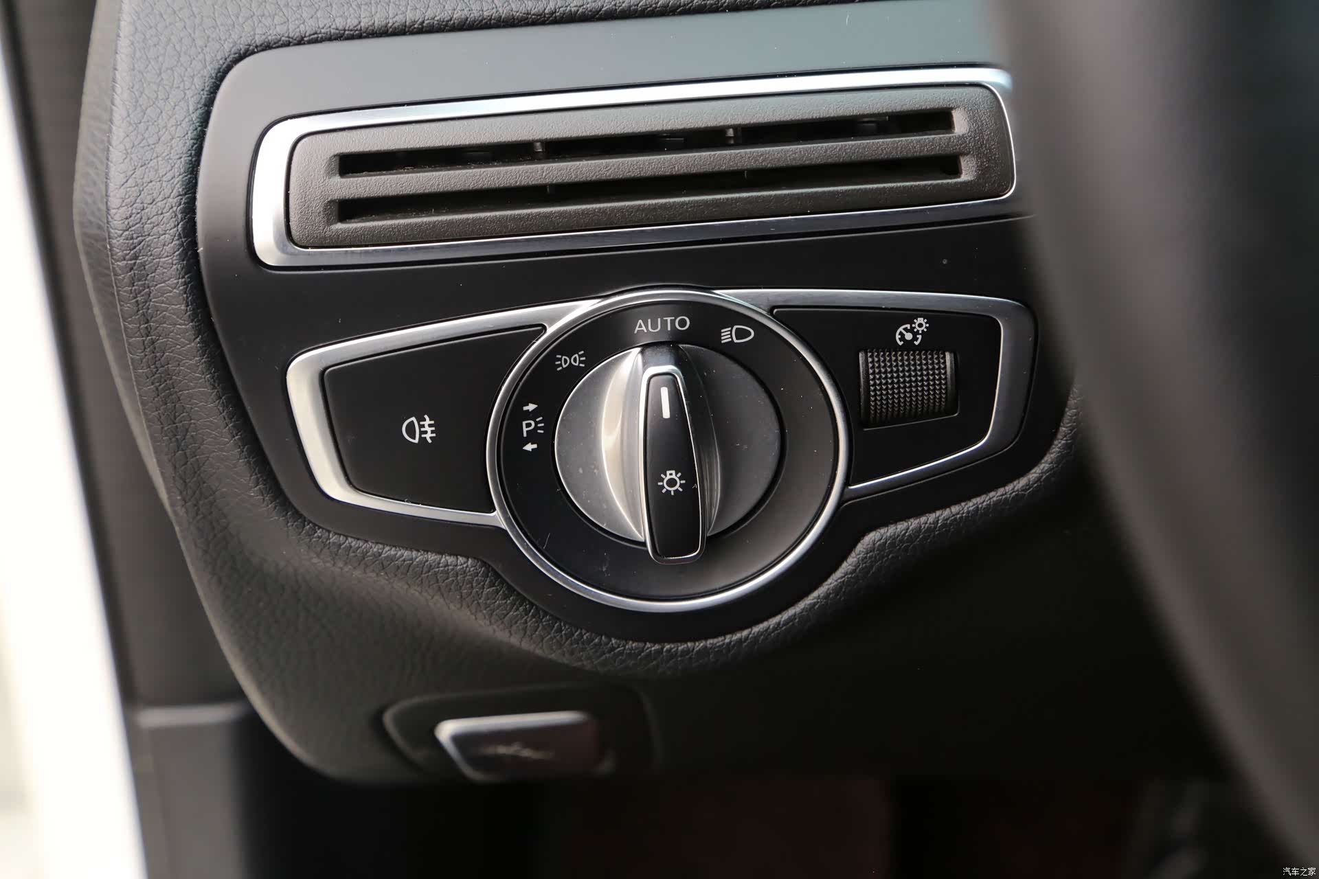 Mercedes-Benz C-Class, 2019 16