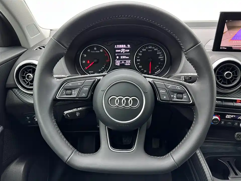Audi Q2L