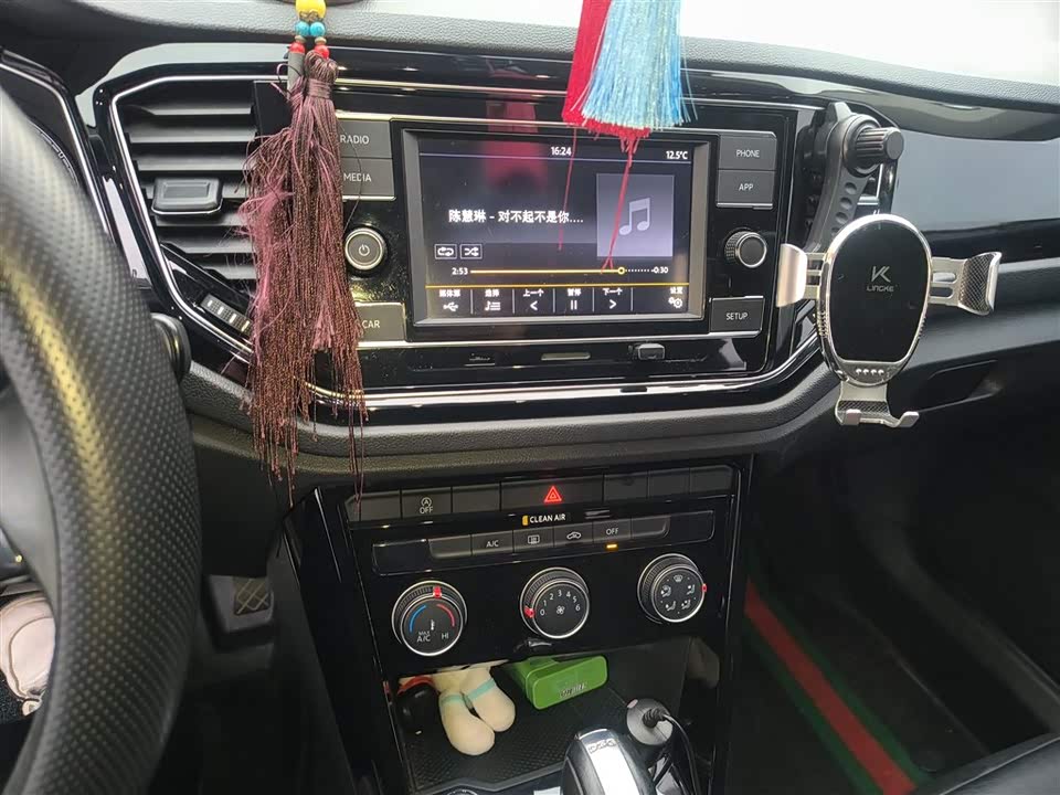 Volkswagen T-ROC exploring Songs