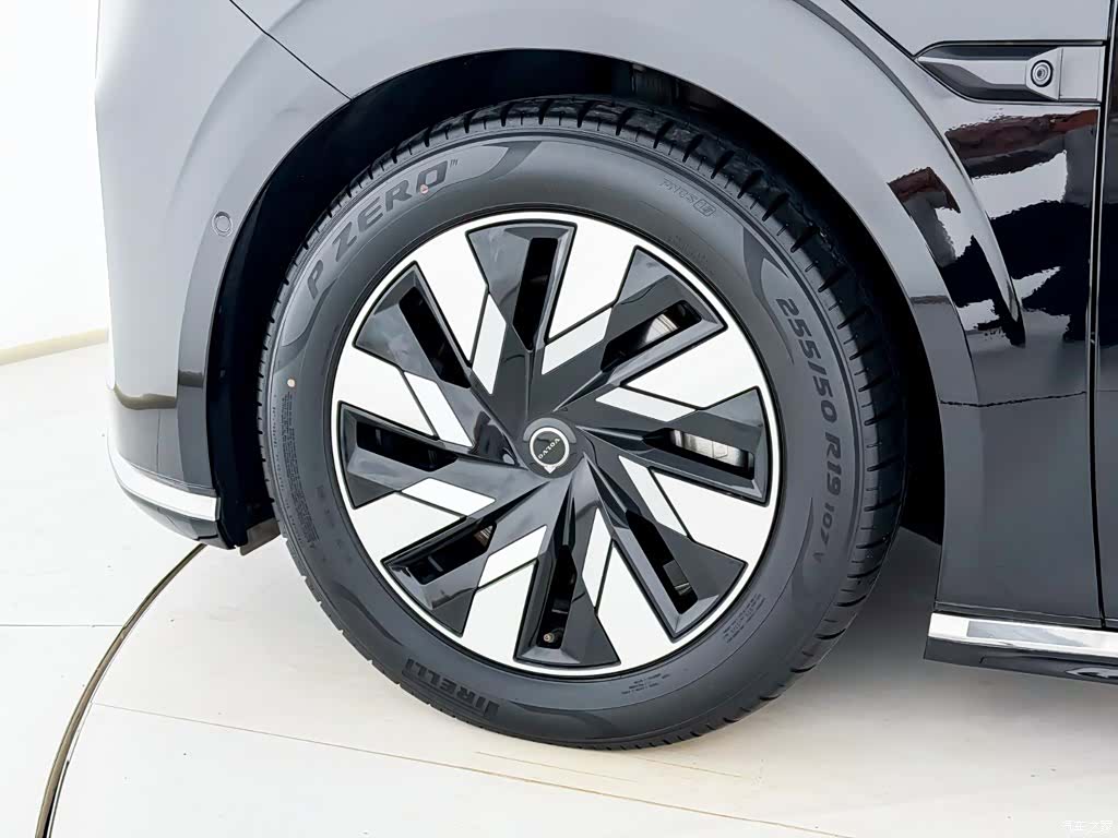 Volvo EM90, 2024 все фото