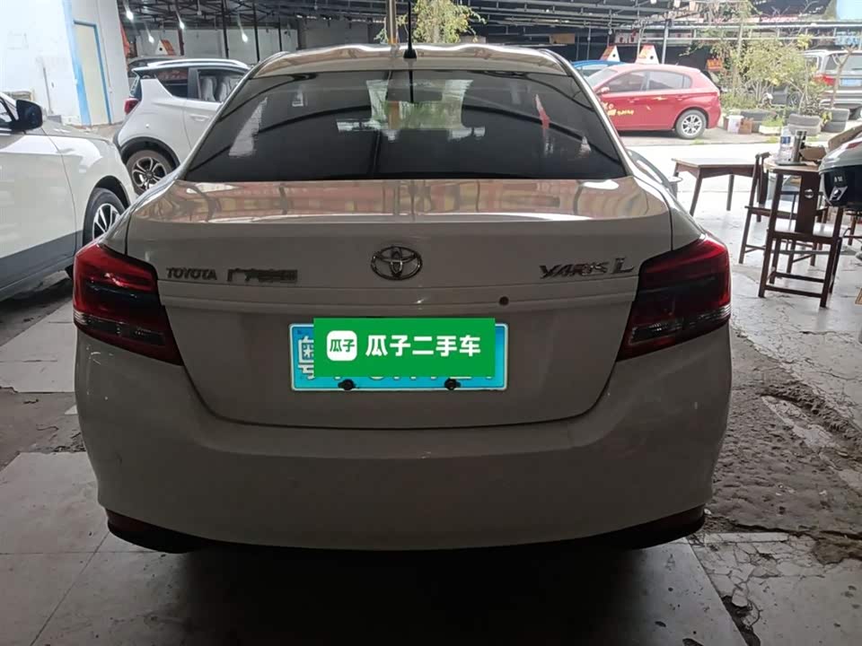 Toyota YARiS L to enjoy