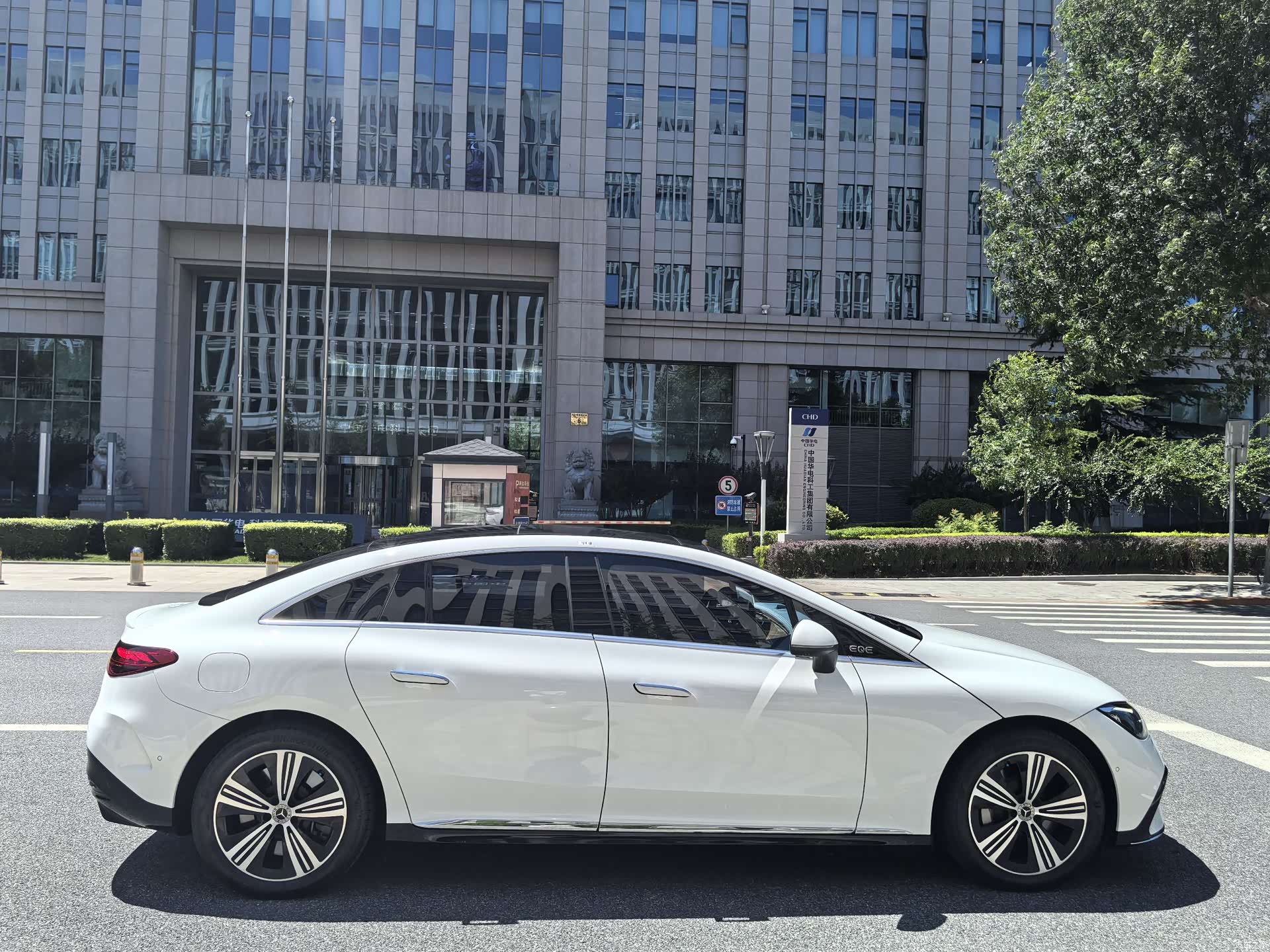 Mercedes-Benz EQE, 2025 10