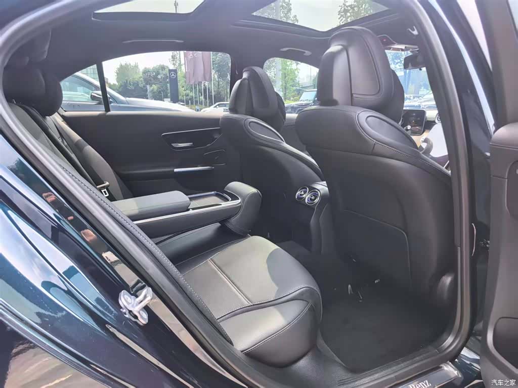 Mercedes-Benz C-Class, 2024 13