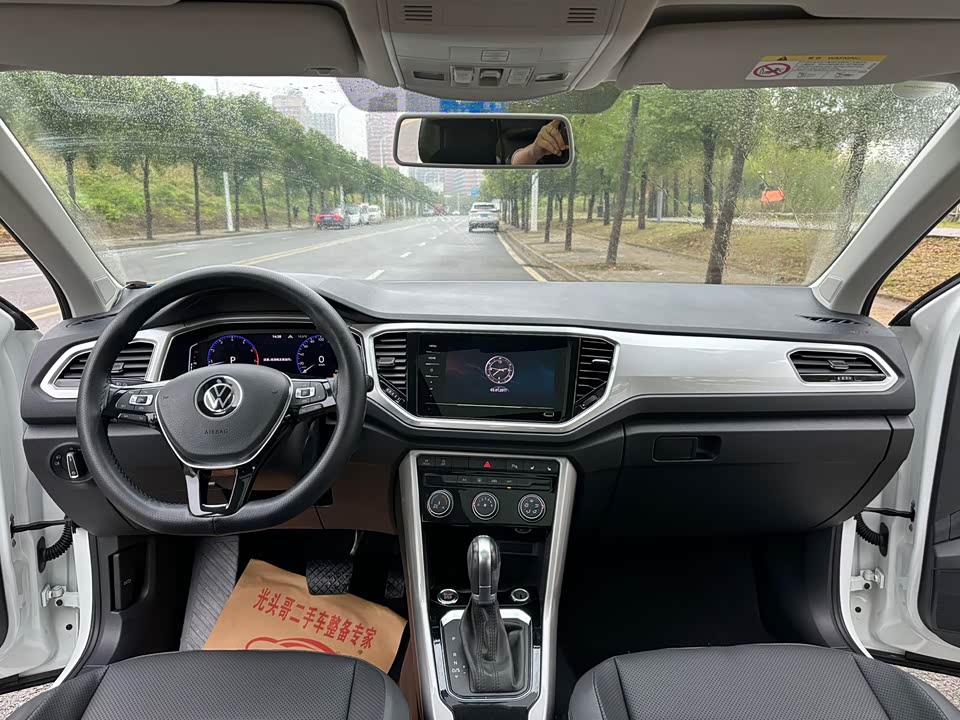 Volkswagen T-ROC exploring Songs