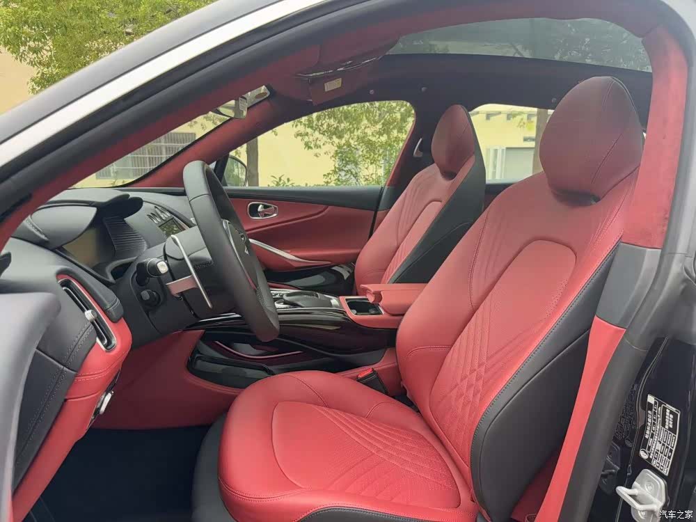 Aston Martin DBX, 2025 3