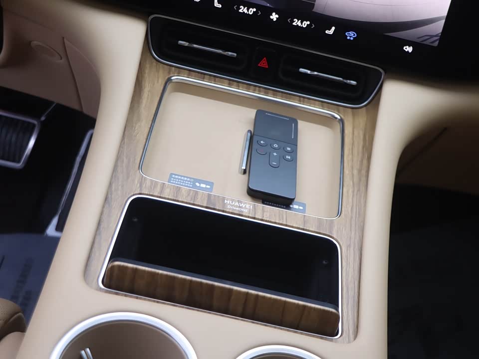 AITO Ask the world M8