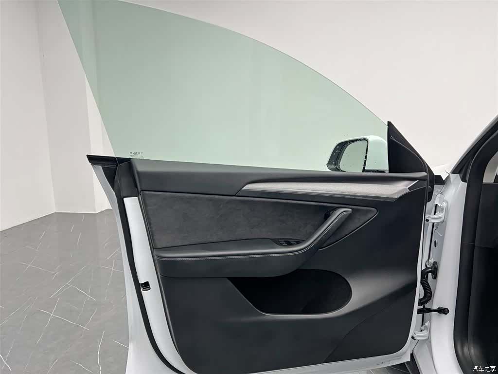 Tesla Model Y, 2025 13