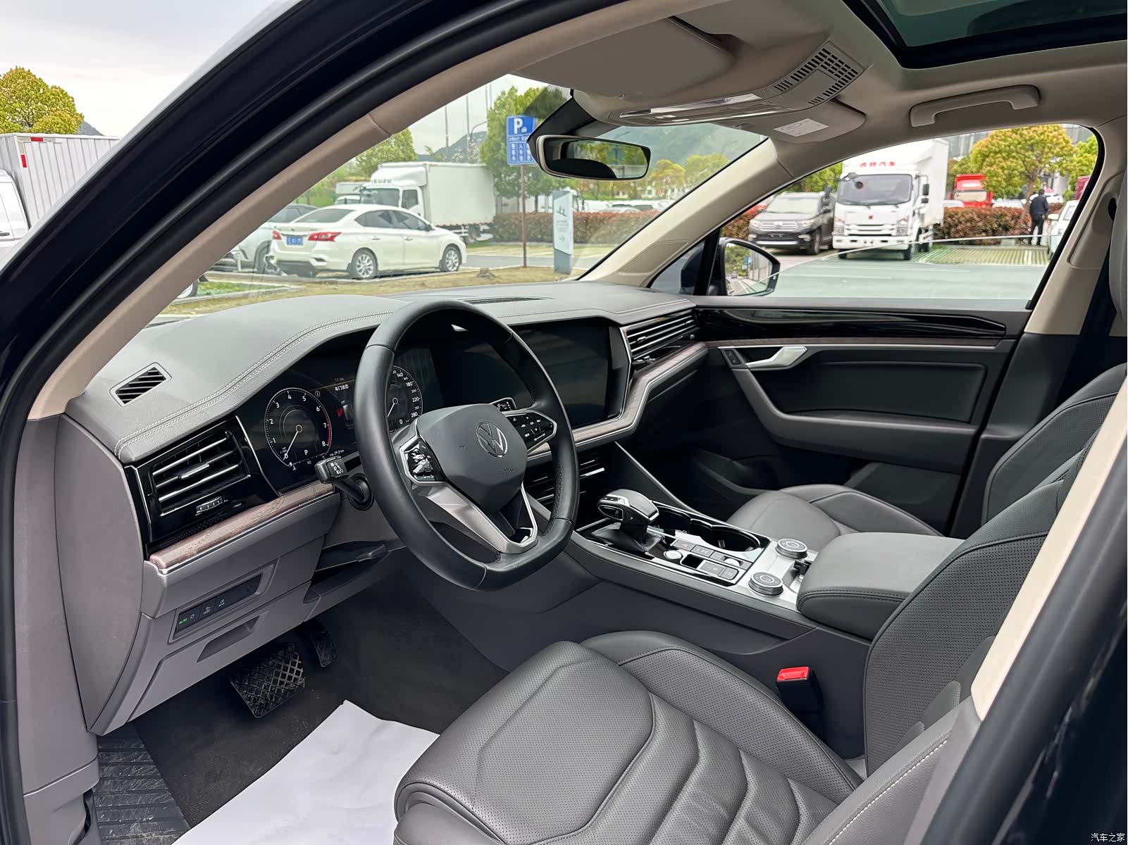 Volkswagen Touareg, 2022 все фото