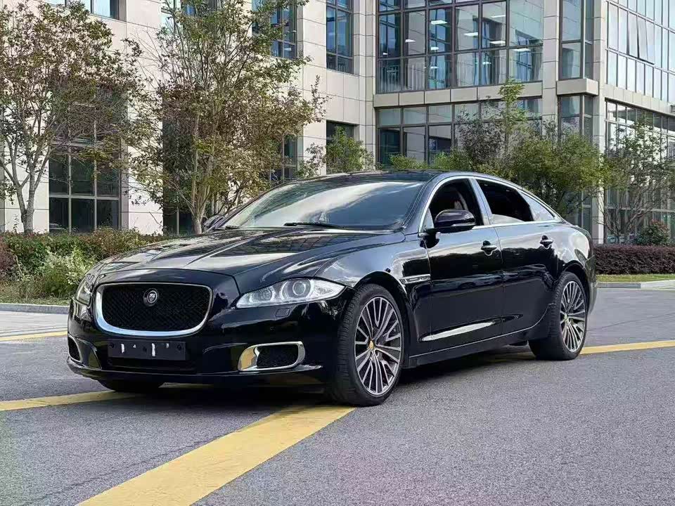 Jaguar XJ