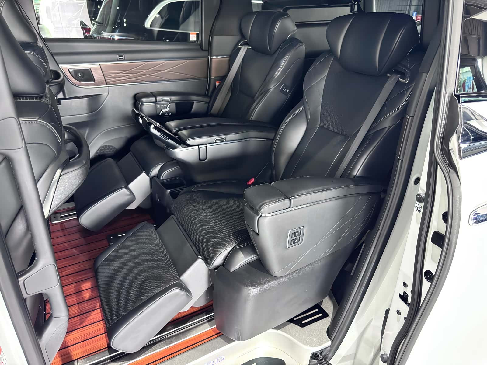 Toyota Alphard, 2024 33