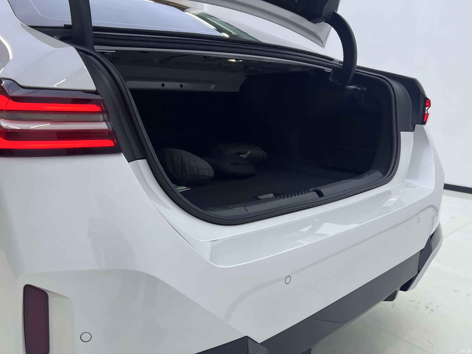 BMW i5, 2024 12