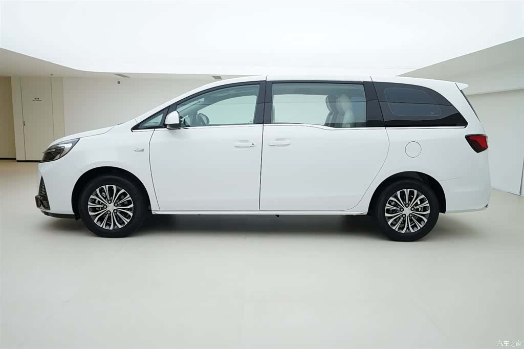 Buick GL8, 2025 3