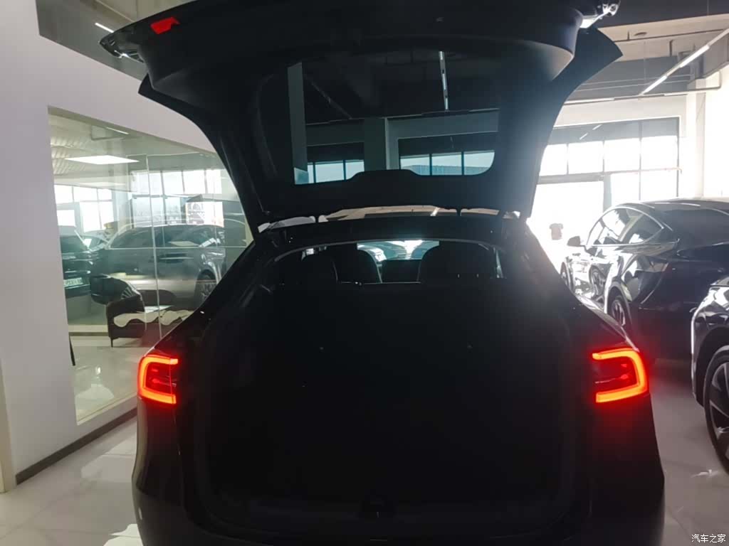 Tesla Model Y, 2023 19