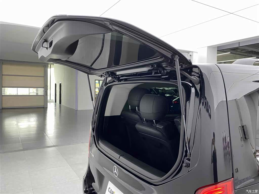 Mercedes-Benz V-Class, 2024 34