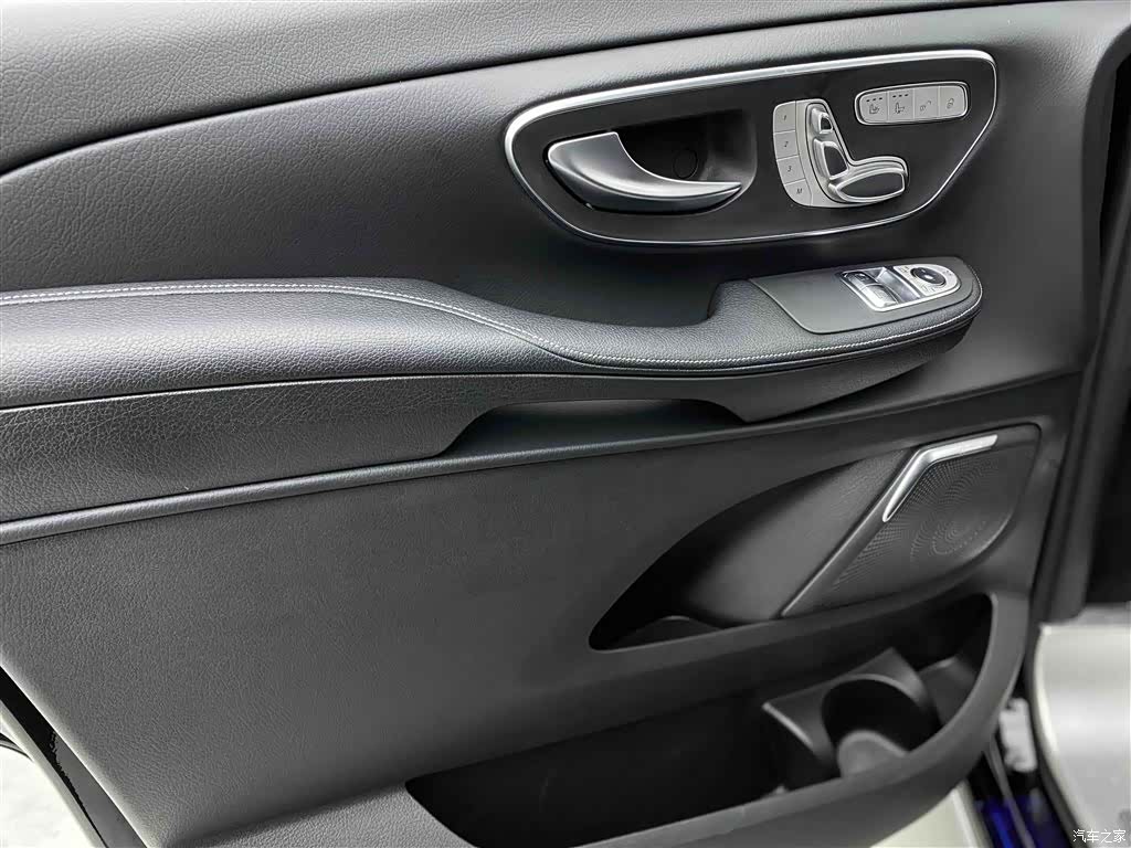 Mercedes-Benz V-Class, 2024 19