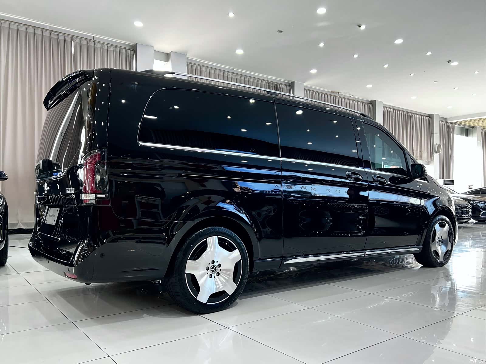 Mercedes-Benz V-Class, 2025 4