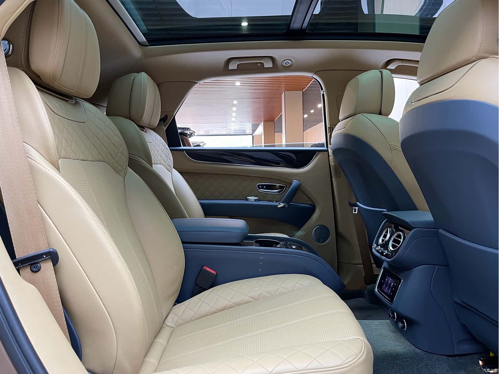 Bentley Bentayga, 2017 9