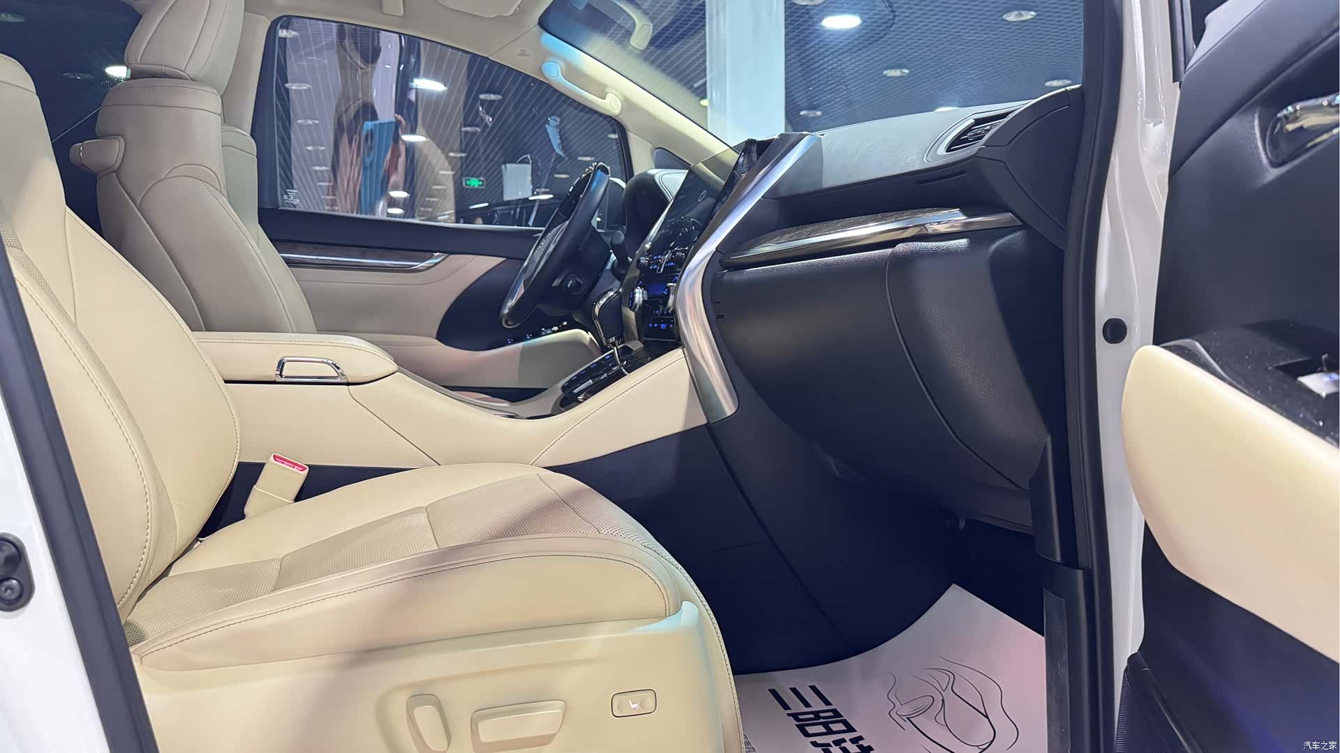 Toyota Alphard, 2022 6