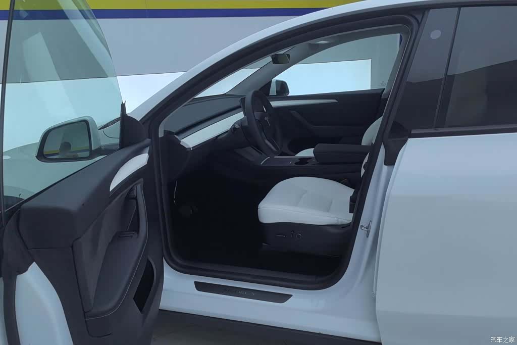 Tesla Model Y, 2023 9