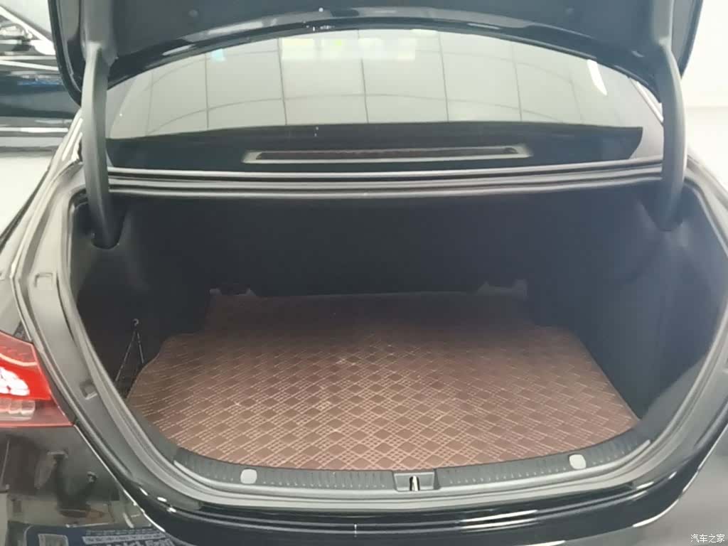 Mercedes-Benz E-Class, 2023 19