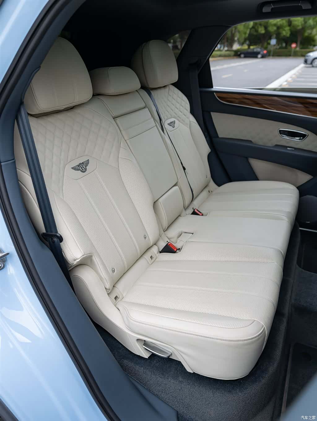 Bentley Bentayga, 2023 21