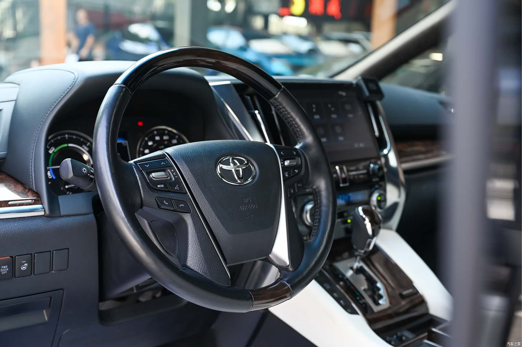 Toyota Alphard, 2022 9