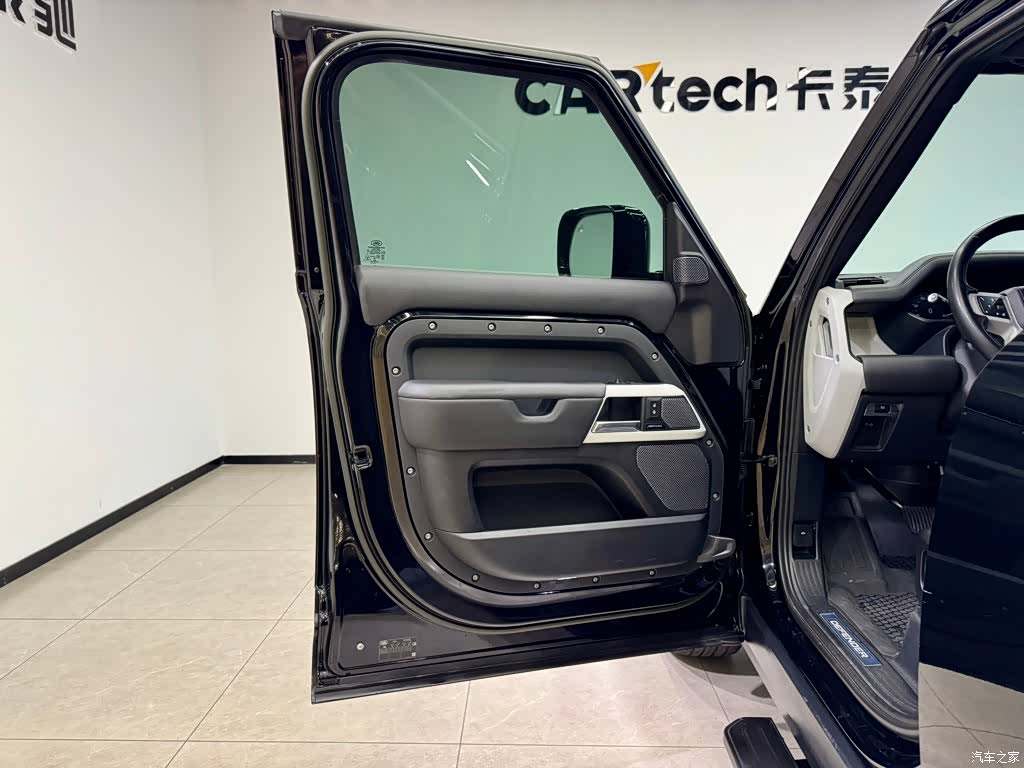 Land Rover Defender, 2023 16