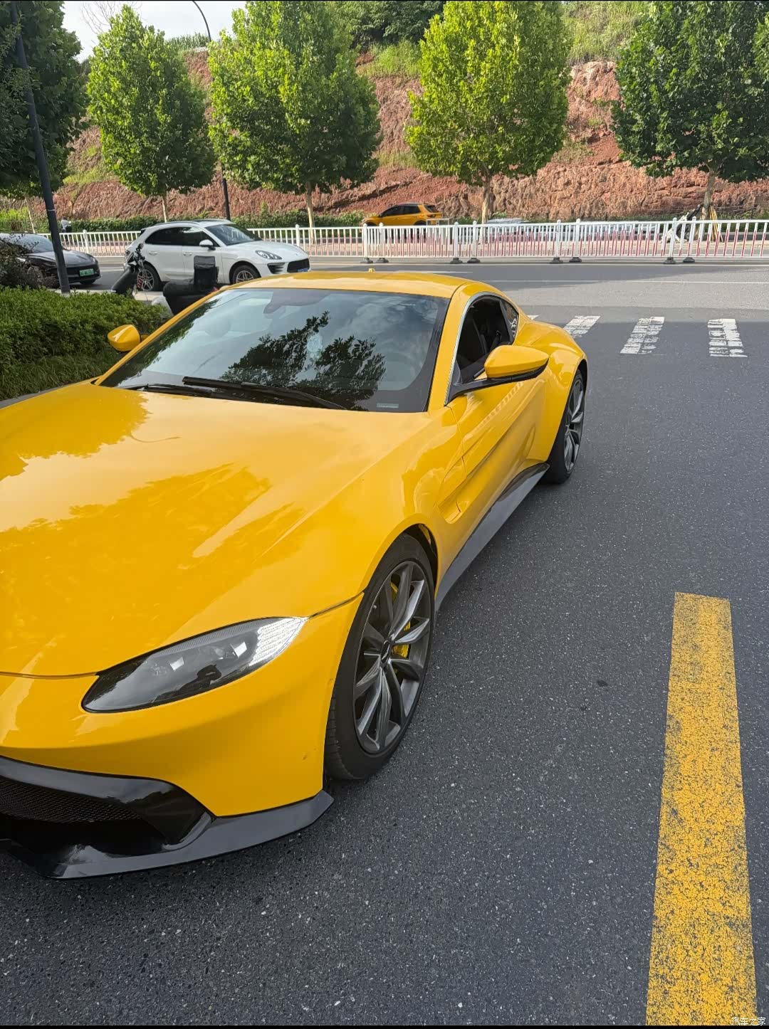 Aston Martin Vantage, 2018 все фото