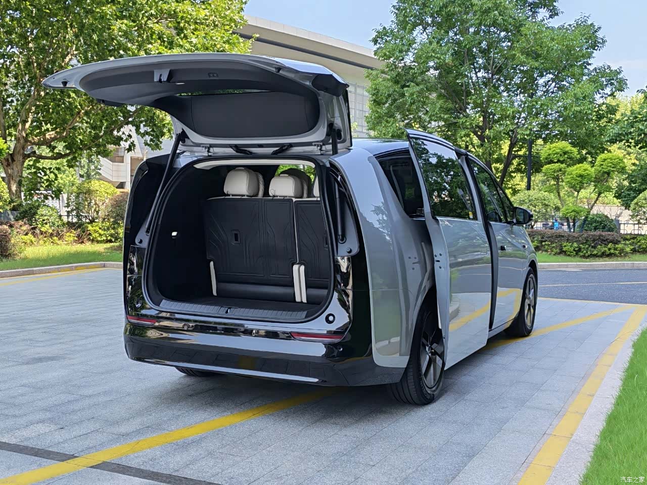 Li Auto MEGA, 2025 6