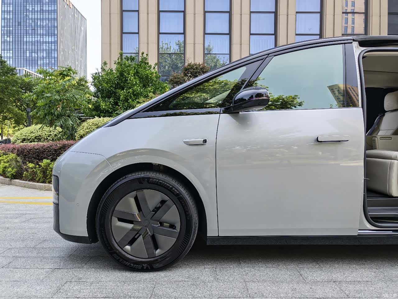 Li Auto MEGA, 2025 9