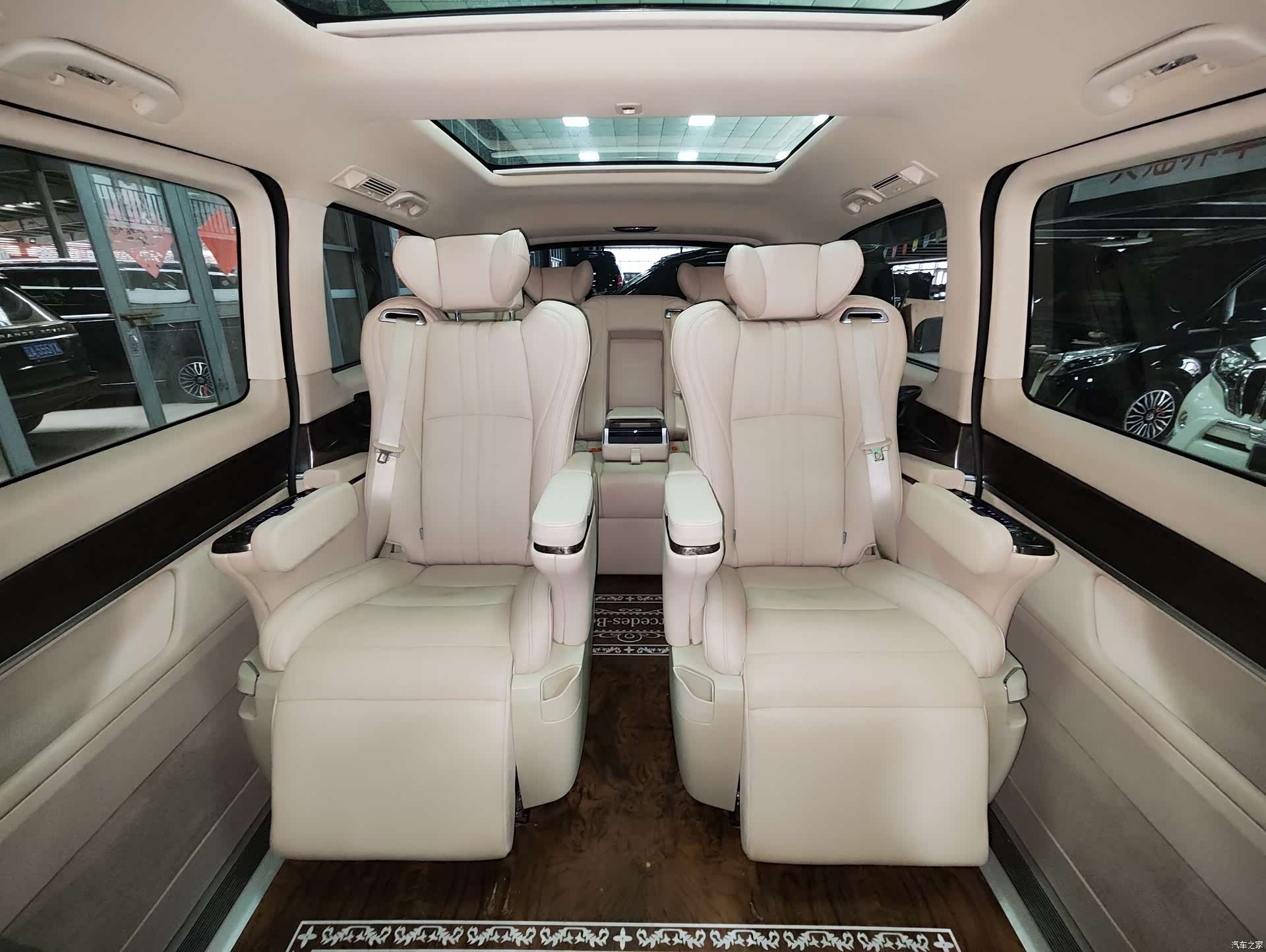 Mercedes-Benz V-Class, 2021 13