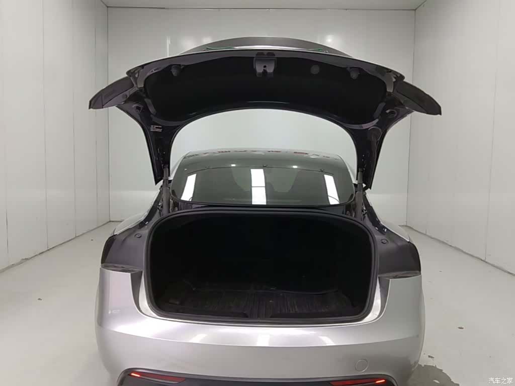 Tesla Model 3, 2024 19