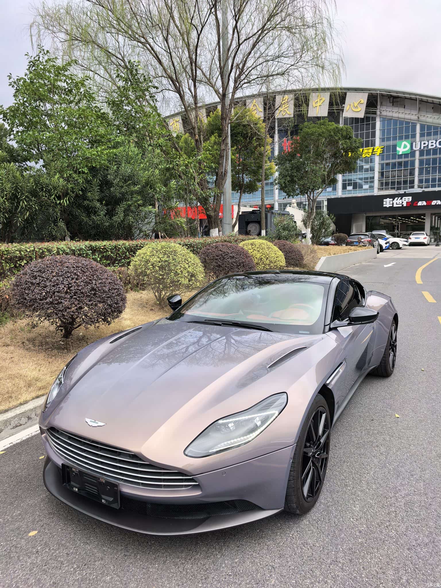 Aston Martin DB11, 2022 все фото