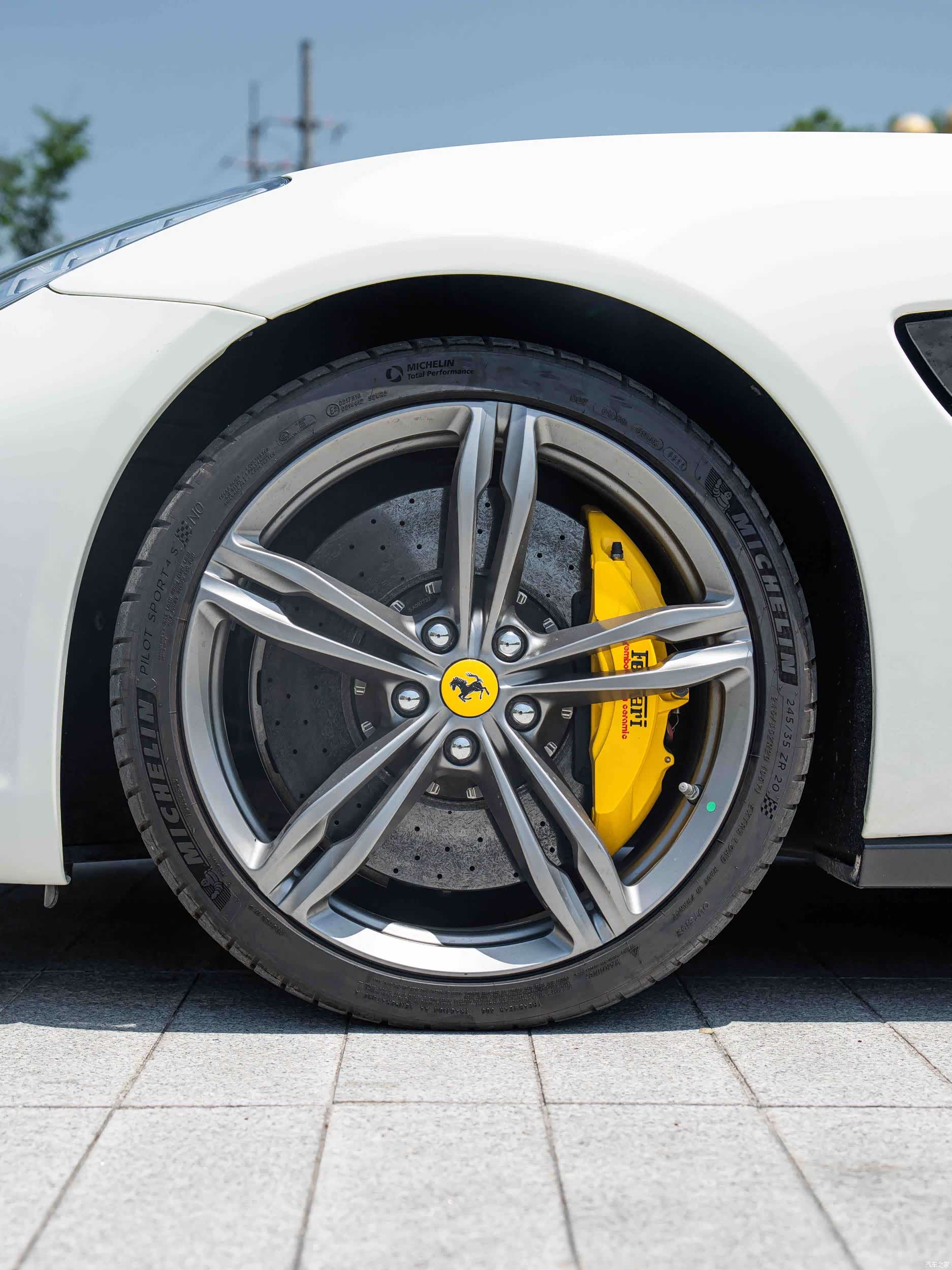 Ferrari GTC4Lus, 2017 все фото