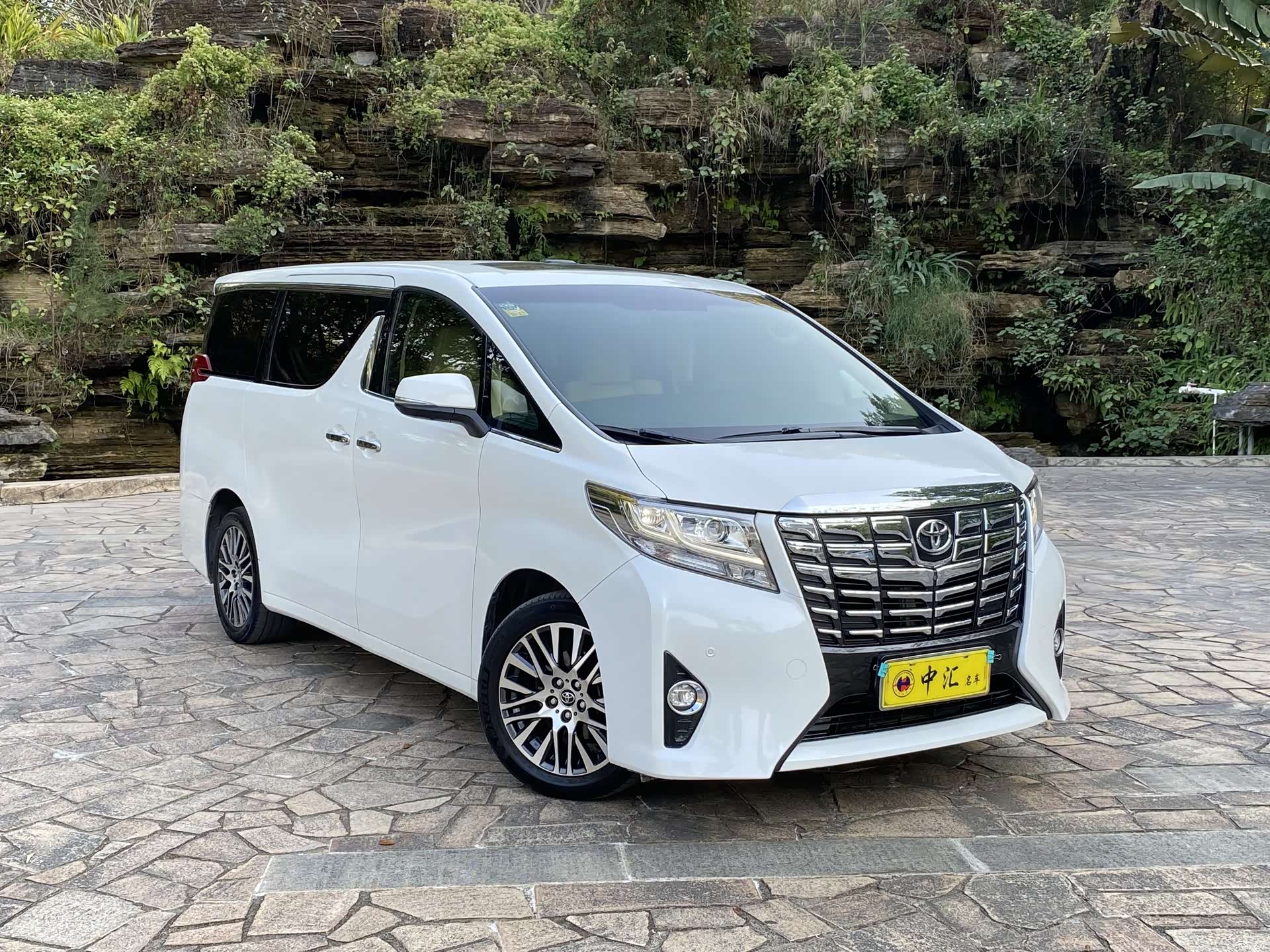 Toyota Alphard, 2015 3