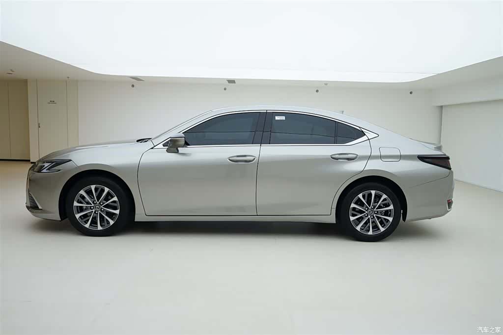 Lexus ES, 2026 3