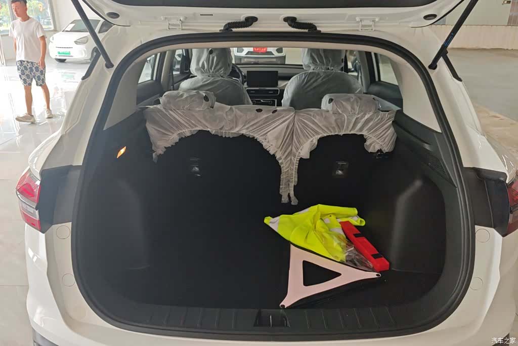 Geely Coolray, 2026 4