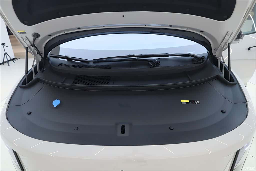 Li Auto i8, 2025 12